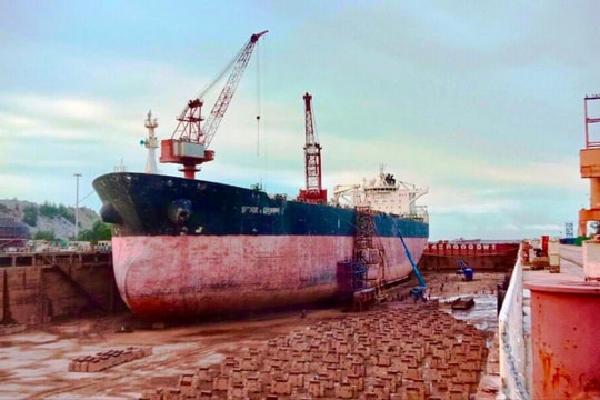 Nổ tại nhà máy đóng tàu, nhiều người bị thương