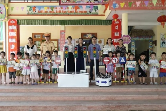 Thái Nguyên: Bàn giao mô hình học cụ An toàn giao thông cho 5 trường học