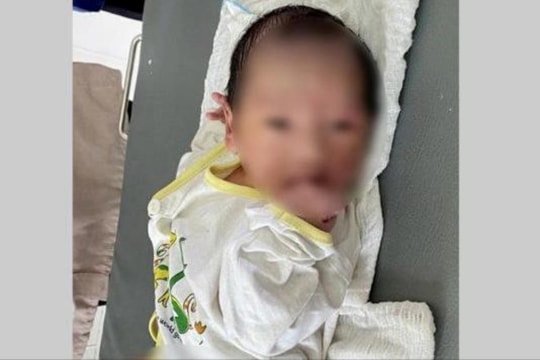 Phát hiện bé trai sơ sinh bị bỏ rơi trong ba lô