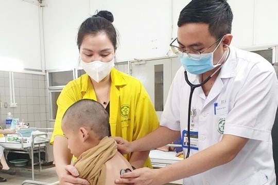 Đá bóng nơi bùn đất, bé trai sốc nhiễm khuẩn nặng