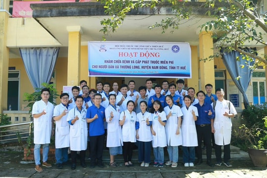 Khám bệnh, tặng tủ thuốc miễn phí cho bà con nghèo ở huyện Nam Đông