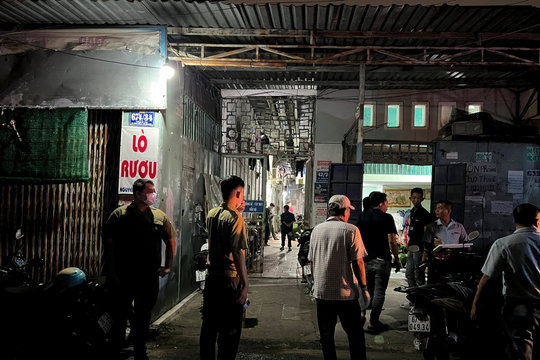 Người đàn ông treo cổ vào gác phòng trọ