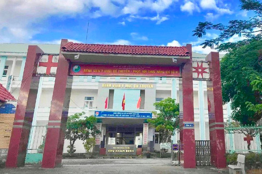Cách chức giám đốc bệnh viện vì có con riêng