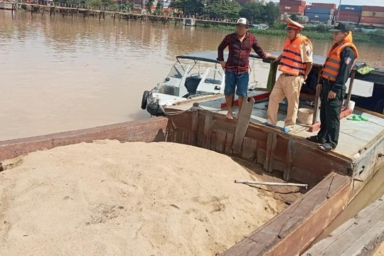 Bắt giữ phương tiện vận chuyển cát trái phép trên sông Đồng Nai