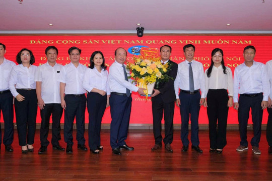 Thẩm phán Phan Quyết Thắng được trao tặng Huy hiệu 30 năm tuổi Đảng