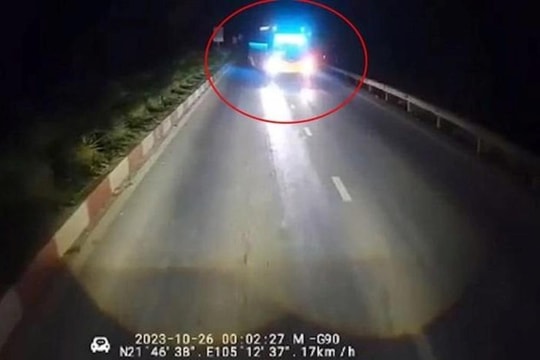 Xử phạt lái xe khách đi ngược chiều trên Quốc lộ 2