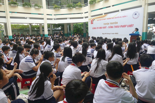 Tuyên truyền cho học sinh về 'sống có đạo đức, sống theo pháp luật'