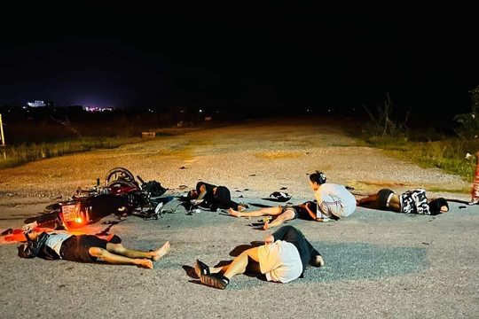 Quảng Bình: Hai xe máy đối đầu trong đêm, 5 người thương vong