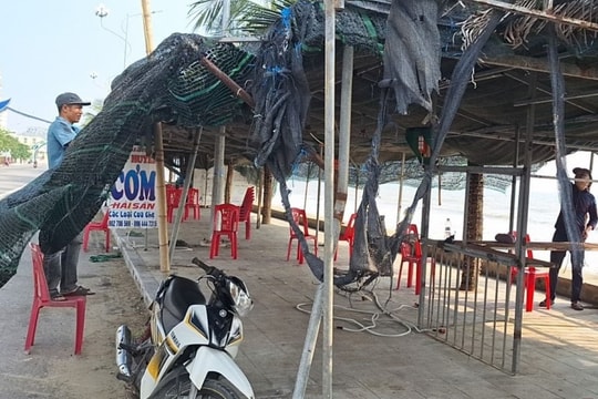 Tháo dỡ ki ốt, trả lại không gian cho biển Hải Tiến