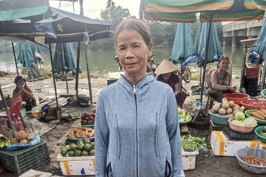 Hành động đẹp của nữ lao công nghèo