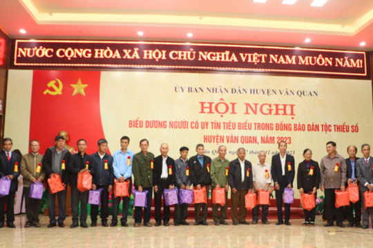 Biểu dương người có uy tín trong đồng bào dân tộc thiểu số