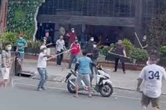 16 thanh thiếu niên dùng hung khí hỗn chiến