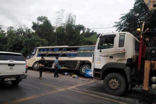 Va chạm liên hoàn giữa 4 ô tô trên QL6