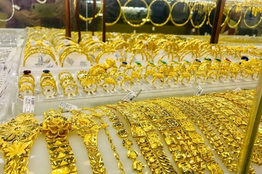 Giá vàng lao dốc giảm mạnh