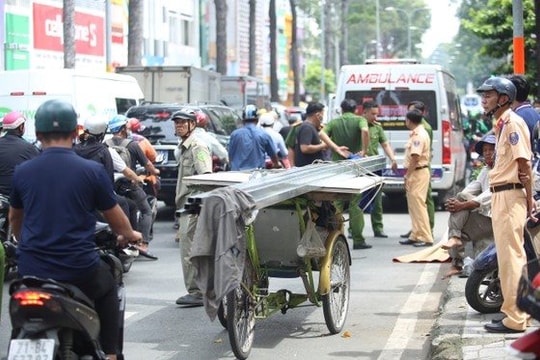Tông vào xe xích lô chở sắt, người phụ nữ tử vong