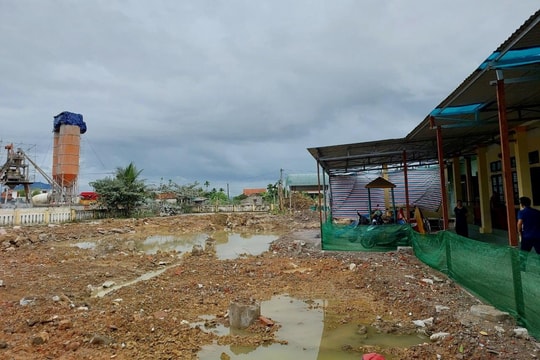 ‘Sống khổ’ vì trạm trộn bê tông đặt gần trường học và khu dân cư