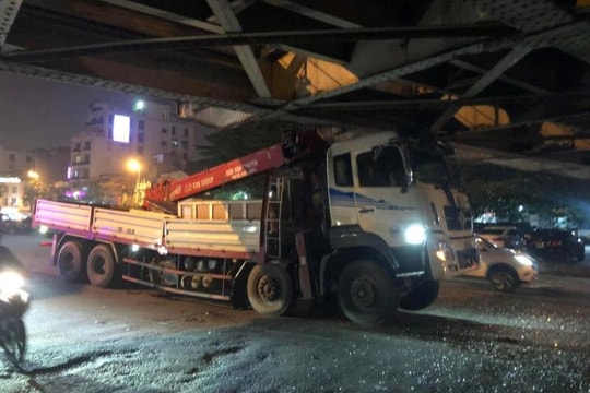 Không quan sát chiều cao, tài xế xe cẩu đâm vào gầm cầu Long Biên