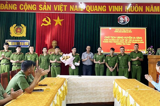 Thưởng nóng cho Công an huyện Ia Grai vì bắt nhanh đối tượng cướp tài sản