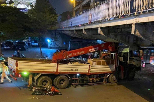 Hà Nội: Xe cẩu mắc kẹt sau khi tông dầm cầu Long Biên