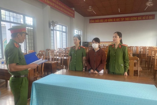 Khởi tố người phụ nữ xé biên bản vi phạm, xúc phạm CSGT