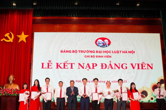 77 sinh viên ưu tú của Trường Đại học Luật vinh dự đứng trong hàng ngũ của Đảng