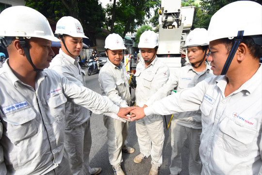 Công nhân sửa chữa điện Hotline - những chiến binh thầm lặng
