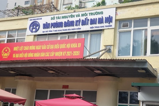 Người Hà Nội bất ngờ khi nhận thông tin mang 'sổ đỏ' đi tích hợp VNeID