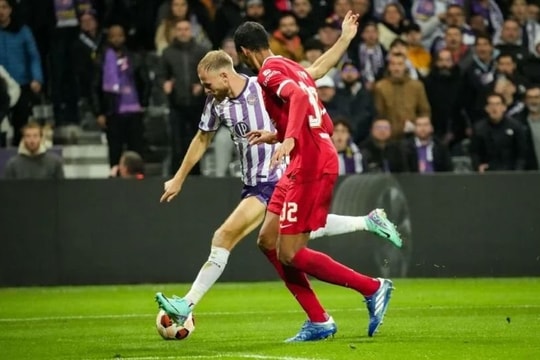 Liverpool bị “dội gáo nước lạnh” trong chuyến làm khách ở Toulouse