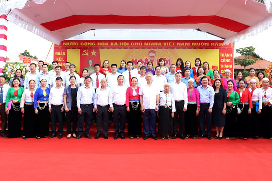 Ủy viên Bộ Chính trị, Chánh án TANDTC Nguyễn Hòa Bình dự ngày hội Đại đoàn kết toàn dân tộc tại tỉnh Hòa Bình