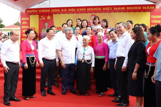 Đồng chí Nguyễn Hòa Bình dự ngày hội Đại đoàn kết toàn dân tộc tại tỉnh Hòa Bình