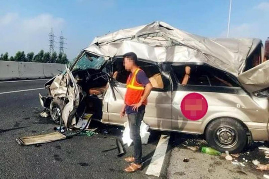 Ô tô nổ lốp, đâm vào hộ lan cao tốc