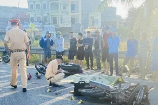 Hai xe máy va chạm, 2 người tử vong