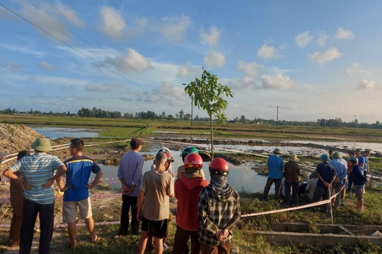Đi bắt ốc, thai phụ rơi xuống hố nước sâu tử vong