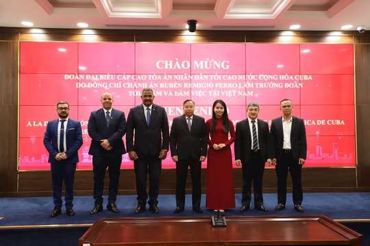 Chánh án TANDTC Cuba thăm Trung tâm giám sát và điều hành hoạt động TAND Việt Nam