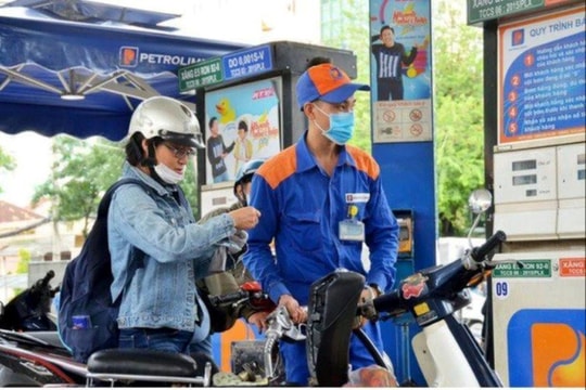 Giá xăng giảm gần 400 đồng một lít