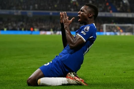 Chelsea 'ngáng chân' Man City với trận cầu 8 bàn thắng