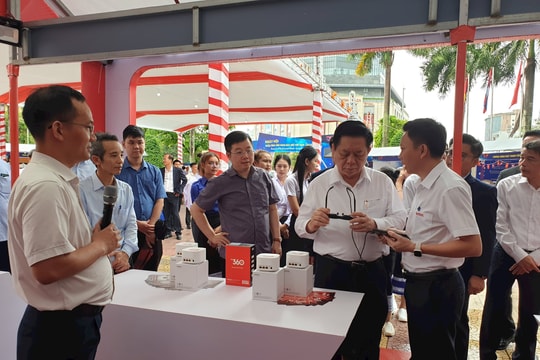 Trưởng Ban Tuyên giáo Trung ương đến thăm Hội chợ và Triển lãm Việt Nam – Lào 2023