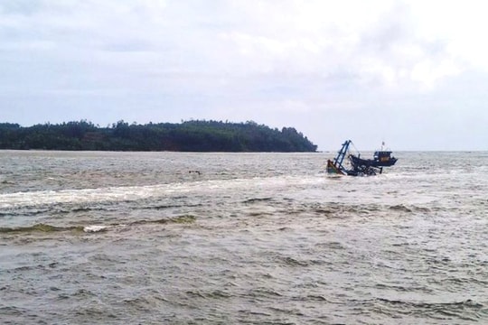 Chìm tàu trên biển, 5 ngư dân được cứu vớt