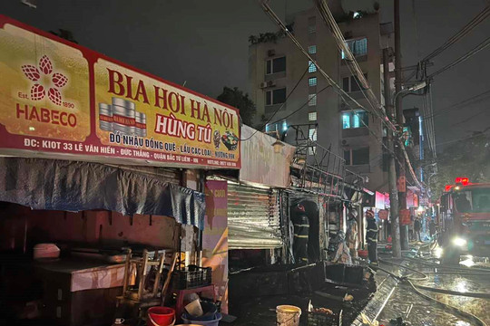 Hà Nội: Hỏa hoạn ở khu chợ lúc nửa đêm, 3 ki ốt bị thiêu rụi