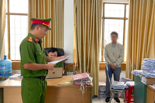 Tạm giữ nhân viên phòng đăng ký đất đai tỉnh Gia Lai vì nhận hối lộ
