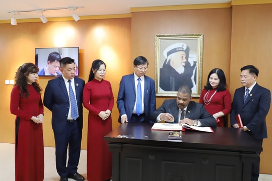 Chánh án TANDTC Cuba thăm quan cơ sở vật chất TAND TP. Hà Nội