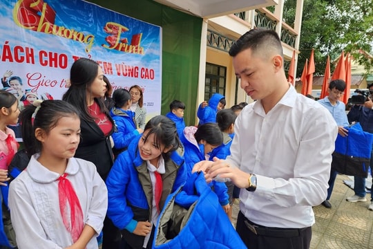 Trao sách và áo ấm cho học sinh vùng cao Thanh Hoá