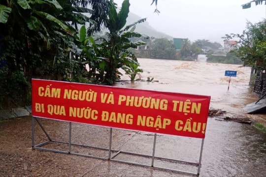 Nhiều huyện miền núi ở Quảng Ngãi bị sạt lở, ngập sâu do mưa lớn