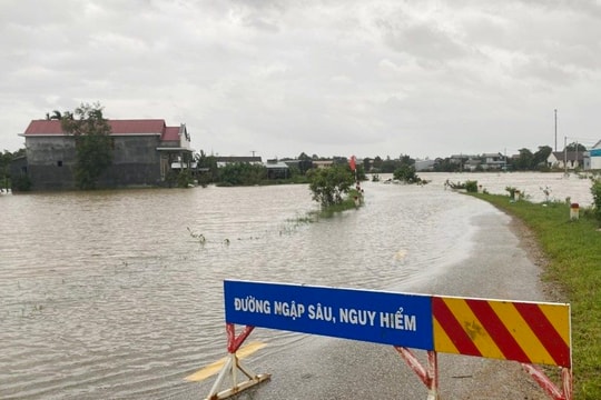 Mưa lớn gây ngập lụt tại Thừa Thiên Huế, nhiều học sinh phải nghỉ học