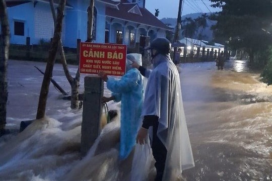 Mưa lớn, nước lên nhanh, nhiều tuyến đường ở Huế ngập nặng