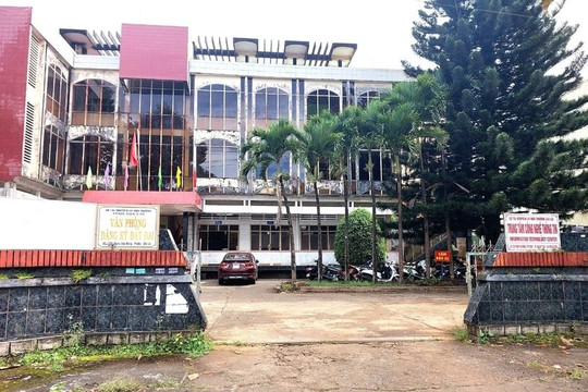 Nhân viên Văn phòng đất đai nhận hối lộ để làm sổ