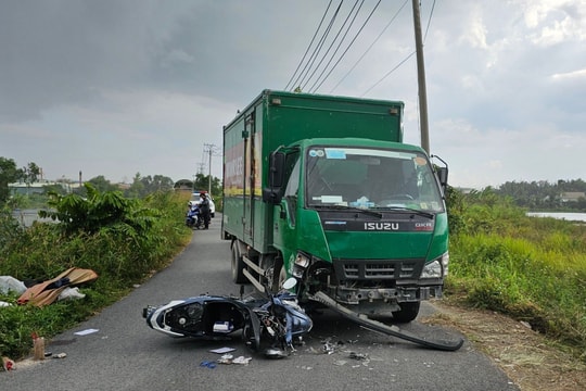 Một người chết sau cú tông trực diện giữa xe tải và xe máy