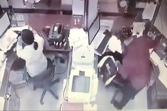 Truy bắt đối tượng cầm dao khống chế nhân viên ngân hàng ở Nghệ An