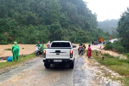  Kon Tum: Mưa lớn khiến nhiều đoạn trên tỉnh lộ 676 bị ngập