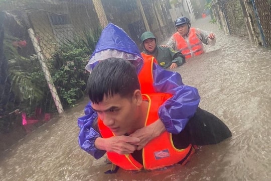 Công an Thừa Thiên - Huế dầm mưa giúp dân di chuyển khỏi vùng nguy hiểm